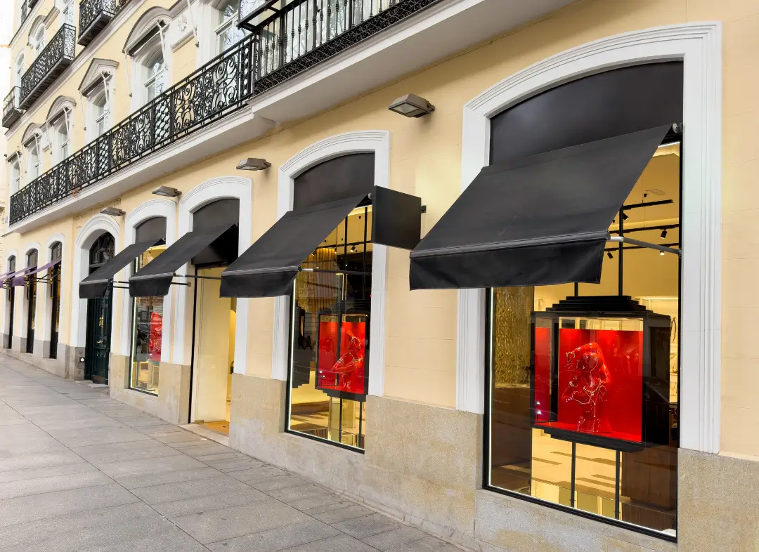 Façade vitrine de magasin en aluminium sur mesure à Condé-en-Normandie